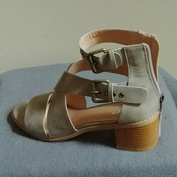 Grey sandals - Picture 5 of 5